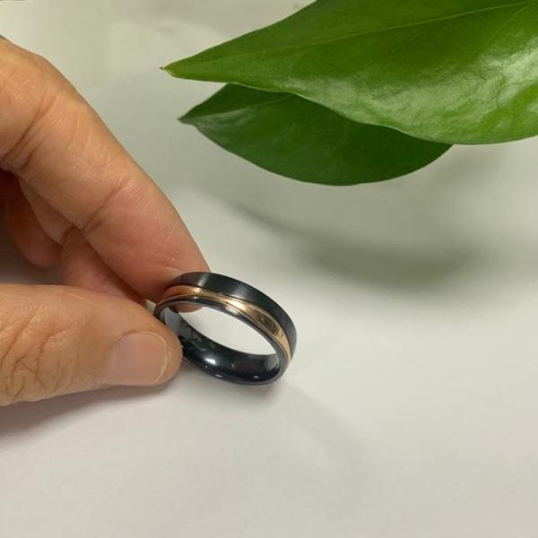 Venta al por mayor de fábrica y anillos de boda de circonio y titanio negros y grises a la moda y joyería para hombre sin decoloración Anillos de boda para hombre