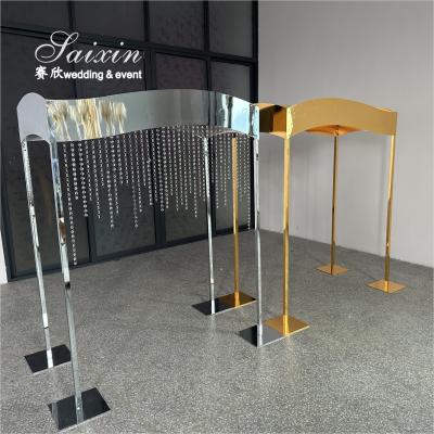 ZT-596 Saixin nova peça central do casamento grande retângulo ouro metal flores está em pé com cristal pendurado