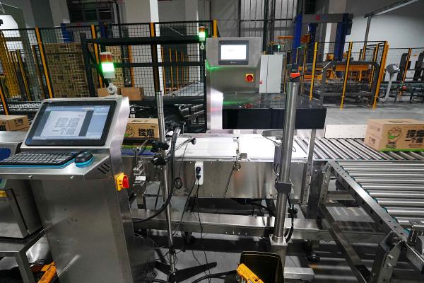 Mesure et test de la machine d'emballage de bouteilles de jus dans l'industrie alimentaire et des boissons