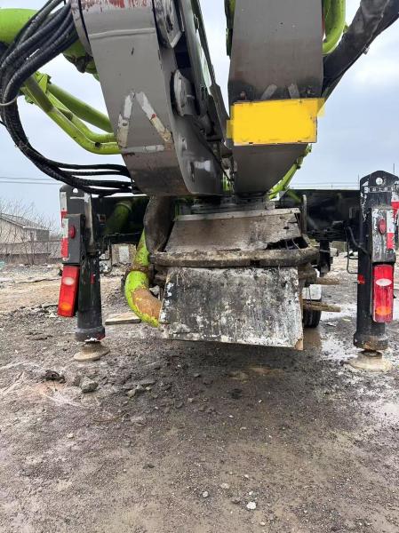 Used Zoomlion 63m concrete pump truck price in 2019, special sale