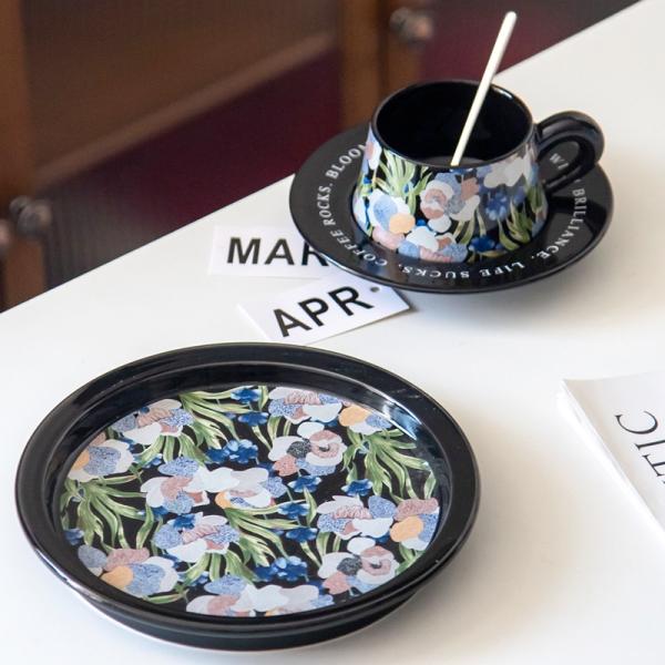 Черные керамические чашки для кофе с тарелкой и десертом