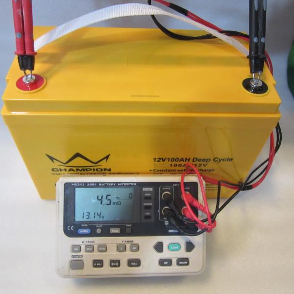 Uma bateria de carro acidificada ao chumbo dos terminais 12v 100ah JIS 746A CCA
