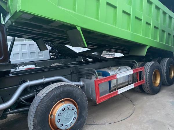 12 rodas Cor verde Sinotruk HOWO 8*4 camião de segunda mão pneu de camião 12.00r20