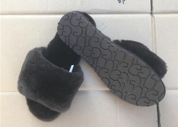 Os deslizadores cinzentos de lãs dos carneiros de lãs grossas abrem a pele morna do dedo do pé para o inverno interno