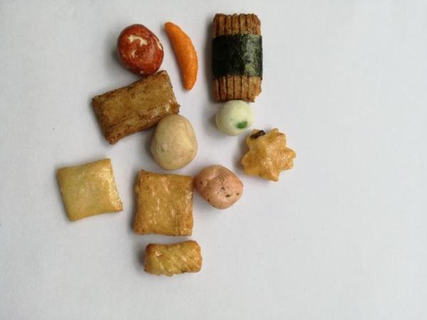 Crispy Baked Rice Cracker Mix With Coated Peanuts Green Peas
