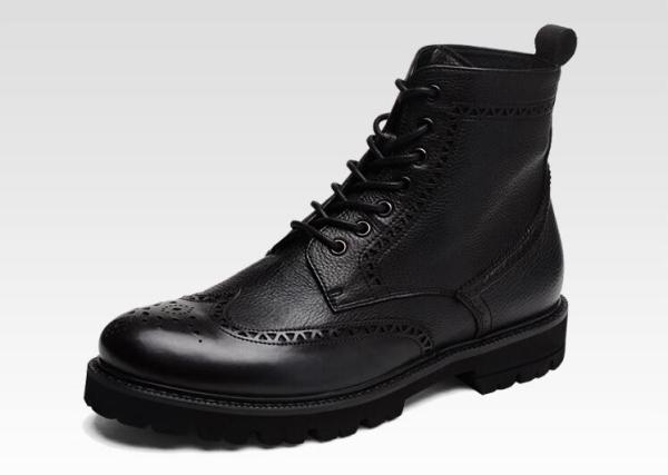As botas do vestido do couro dos homens do estilo da forma cinzelam botas apontadas vintage de Martin dos homens do dedo do pé
