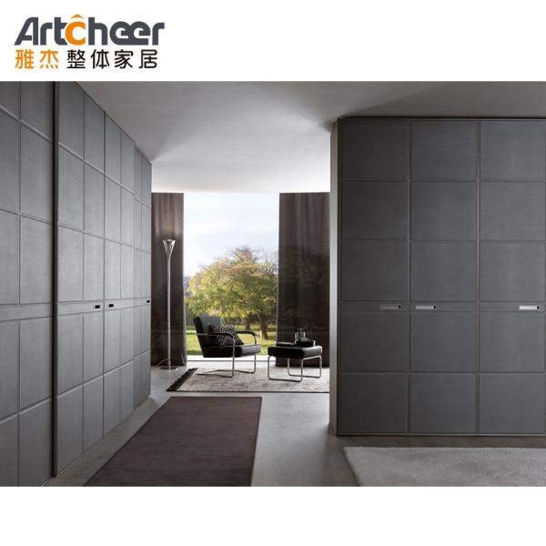 Сдвижная дверь средневековья спальня прогулка в шкафу с панельным деревянным стилем