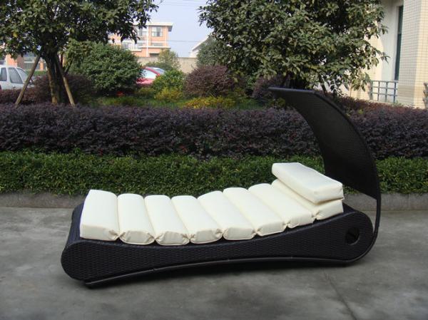 Comfortable Roofed Black Rattan Sun Lounger With White Cushion