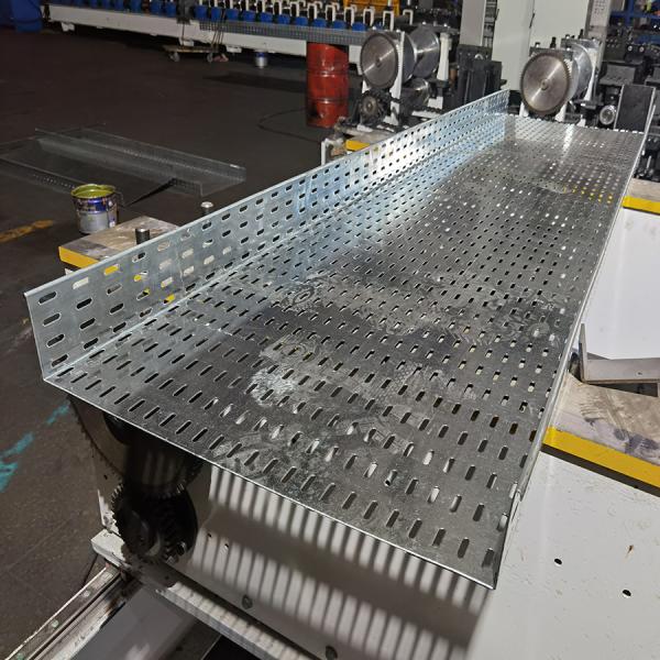 Máquina de fabricação de bandejas de cabos elétricos