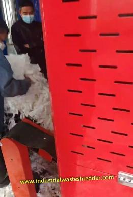 Industrial Waste Non-woven Fabric Shredder 18.5KW 700-900kg/h 4 2 Blades For Soft Materials Cutting