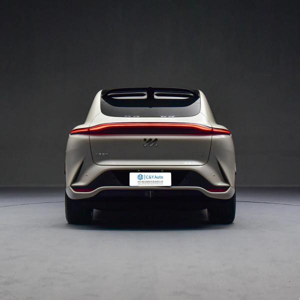 SUV eléctrico de 200 mph con 4 asientos y piloto automático