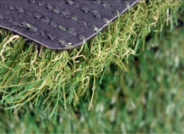 Le taux de couture du gazon artificiel pour le football est de 140 points/m2