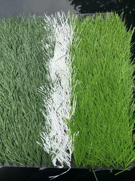 16800 Densité Herbe artificielle respectueuse de l'environnement facile à installer 30 mm 50 mm gazon extérieur pour les besoins du terrain de sport