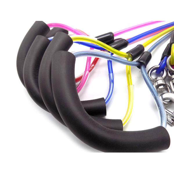 Оутдоорс идя связь любимца собаки вне привязывает покрытую резиной веревочку провода тракции