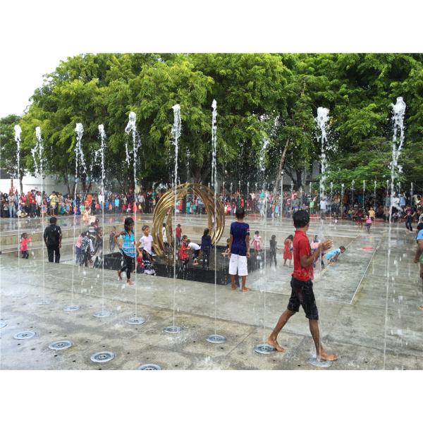 Дети играют на сухом полу танцуют музыкальный фонтан