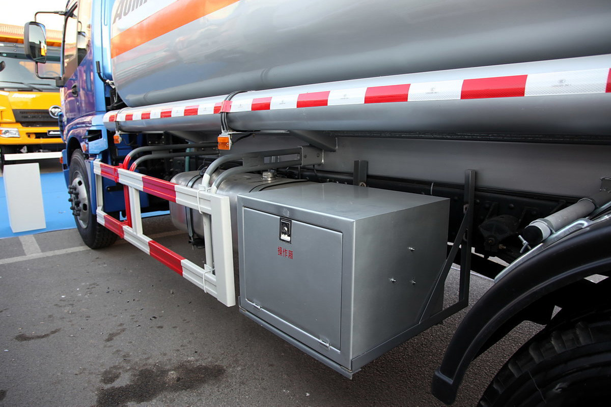 Нефтяной танкер Foton Truck Auman BJ5163 EXT 3 серии Дизель 210 л.с. 4х2 8Т