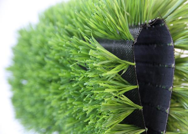 Do relvado artificial da falsificação da grama do futebol resistência de desgaste excelente de vista natural