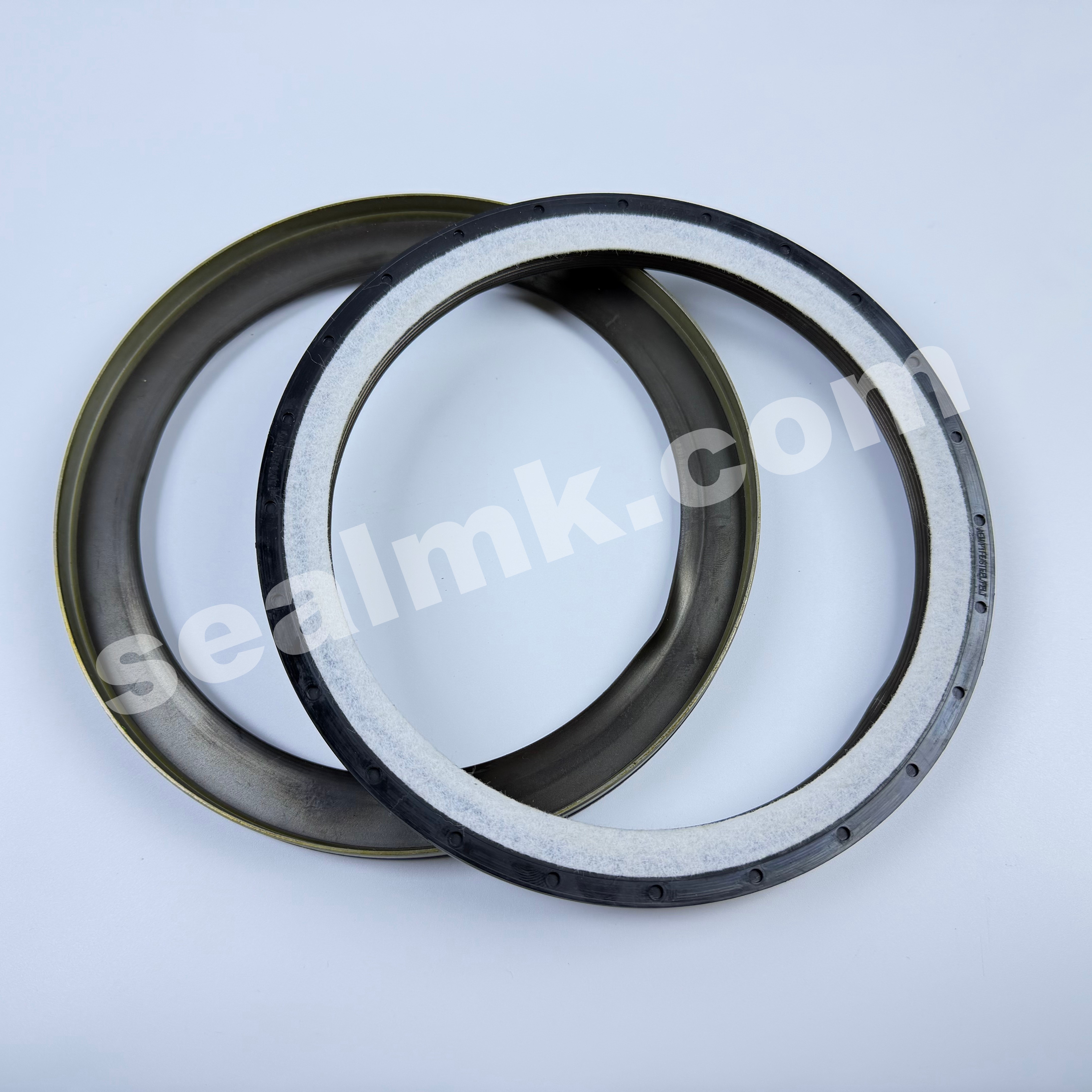 150*180*15 | Compatible with Volvo / Renault OEM Part Numbers: 22086413, 7408148259, 7422086413
Elring Part Number: 545.800