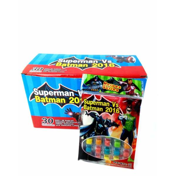 Сери-супермен героев ПРОТИВ бэтмэн требующая усиленного жевания конфета смотрит Clolorful пробует сладким