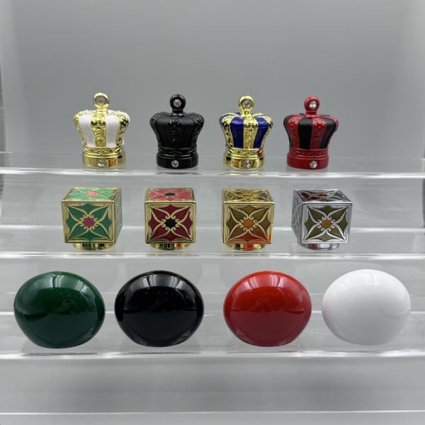 Exquisitas tampas de perfume Zamak de diamante preto / ouro para garrafas padrão