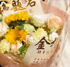 Saison des diplômes, examen d'entrée au lycée, papier d'emballage de fleurs