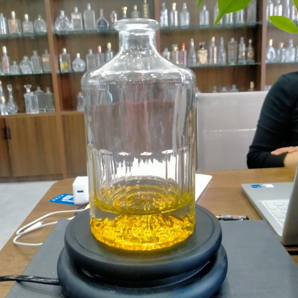 Gradient Yellow 750ml Round Glass Bottle For Whiskey Gin Tequila Lock Cap