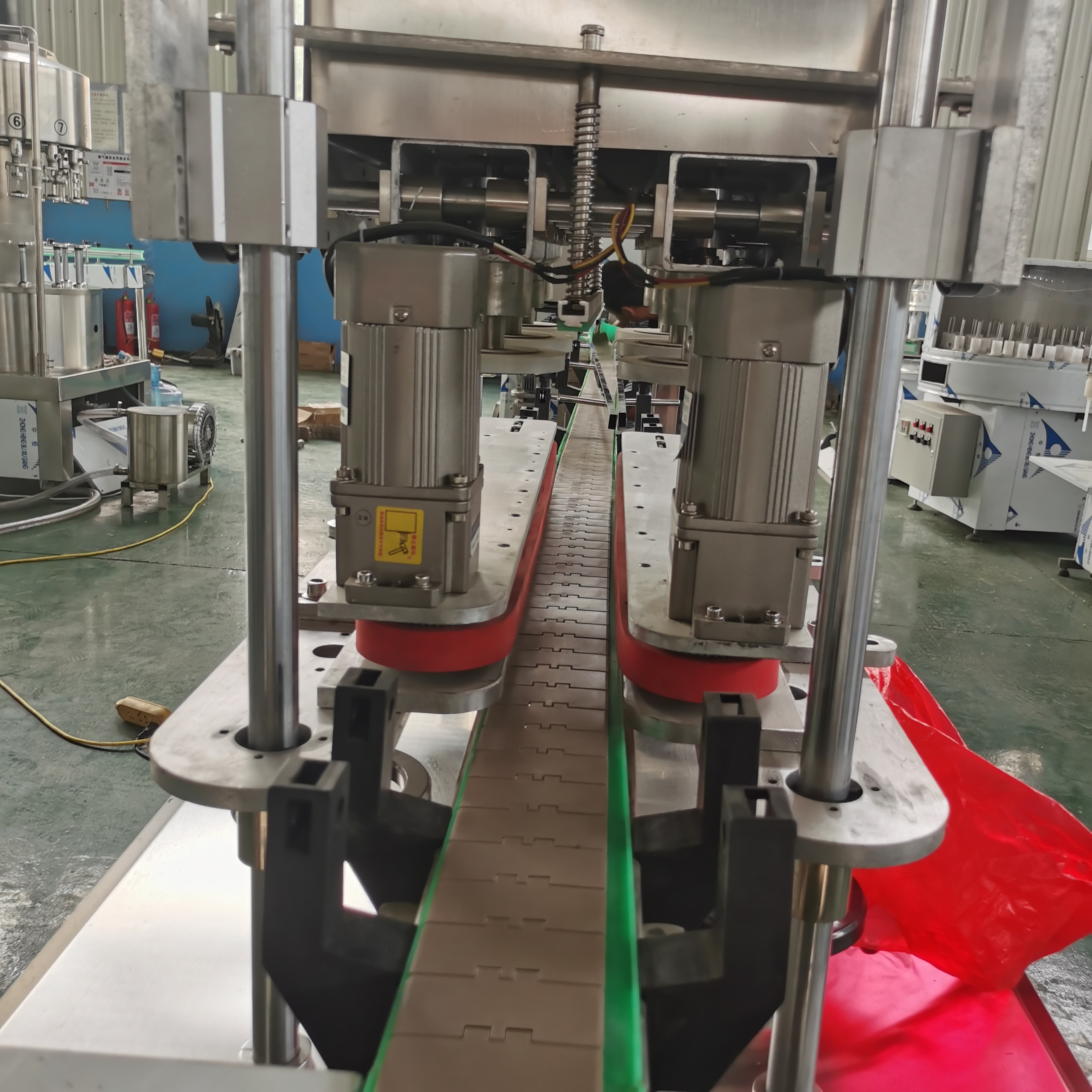 Automatic Pet Bottle Plastic Bottle Capping Machine with Conveyor Cap Screwing Machine Screw Bottle Cap Machine