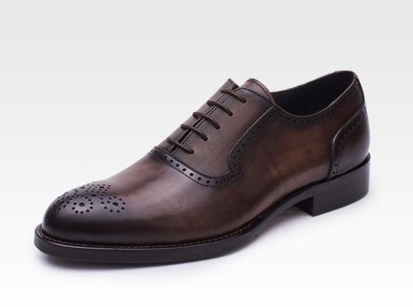 O estilo clássico de Oxford das sapatas de vestido formal dos homens do plutônio anunciou sapatas feitos a mão para o negócio