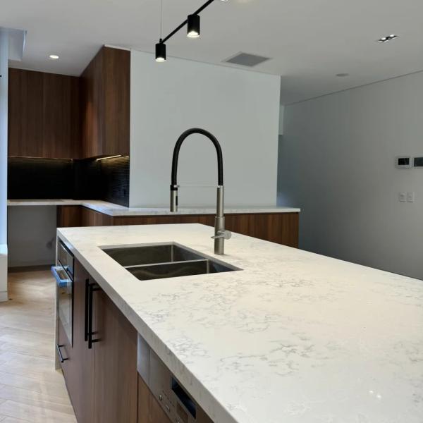 Luxury Home Kitchen Furniture Modern Designs Sintered Stone Countertop Solid Wood Kitchen Cabinet with Island for Builder