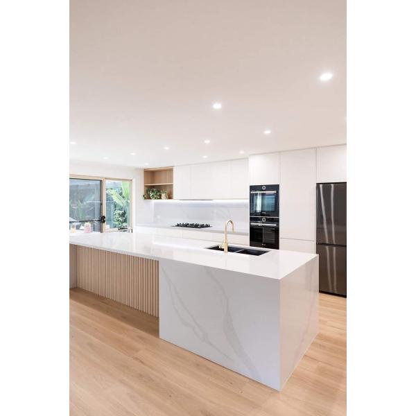 Modern White Lacquer Kitchen Cabinet with Acrylic Door Panel and Quartz Stone Countertop