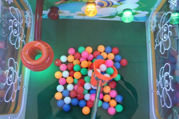 Honey Bee Lottery Redemption Arcade Machines D1250 * W655 * H1910mm Size