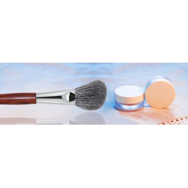 Round Contouring Foundation Makeup Brush For Bronzer With Wooden Handle