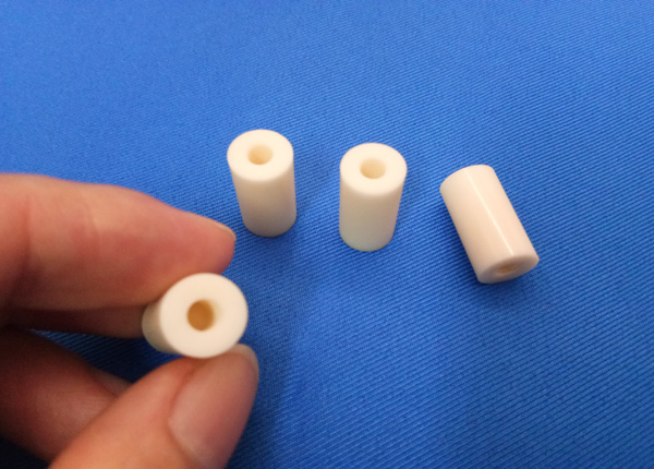 Керамиковый изолятор глинозема 99 компонентов точности изоляторов Ал2о3 керамический с винтом М4