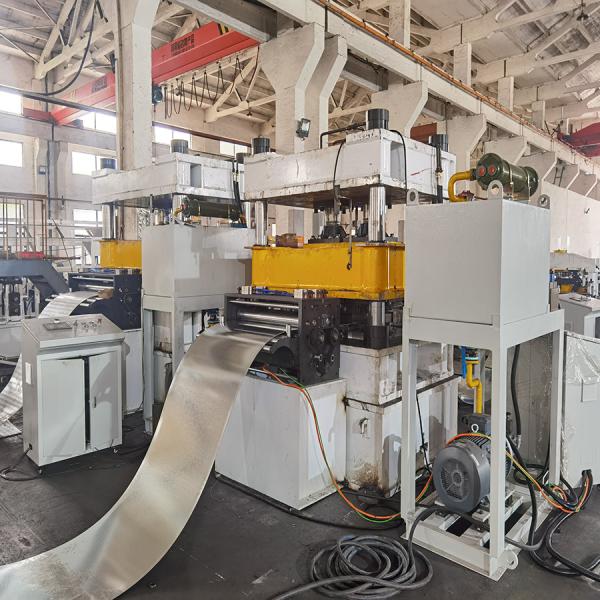 Máquina de fabricação de bandejas de cabos elétricos