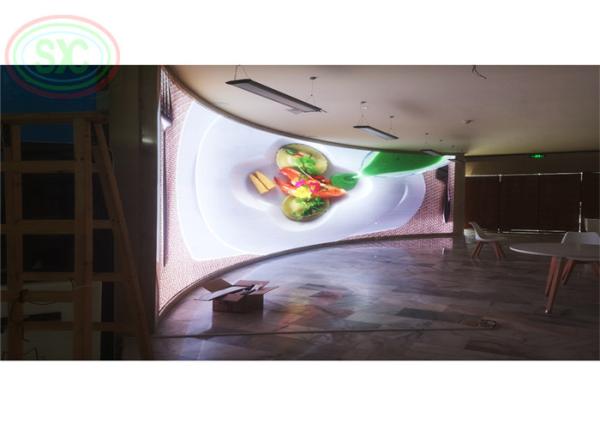 a tela interna do diodo emissor de luz 4K P3.91 montou no apoio da parede personaliza o quadro