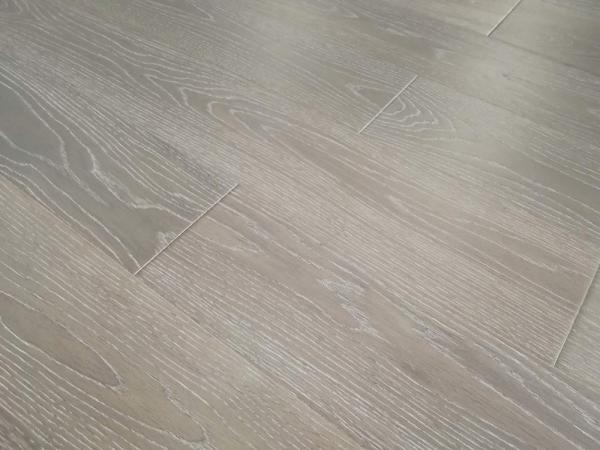 le plancher en bois de multi-couches fumées de chêne, la catégorie d'ab et le blanc ont lavé le finissage