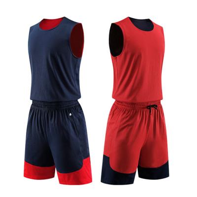Os fato de esporte tomados partido dobro do treinamento do futebol enegrecem a camiseta reversível branca vermelha do basquetebol