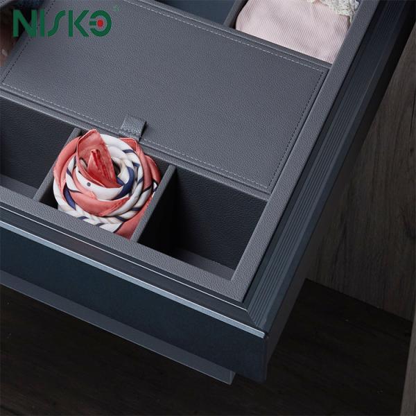 Des sous-vêtements, des sous-vêtements, des vêtements, des vêtements, des vêtements, des vêtements, des vêtements, des vêtements, des vêtements...