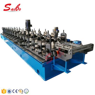 A chapa metálica que forma o rolo do equipamento/chapéu alto que forma estações da máquina 16 com retifica