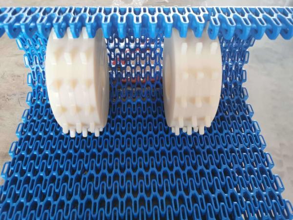 Cintura modular de plástico com rolos para transporte de pneus de camião