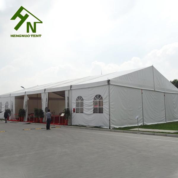 Utilização de Mandap Gala Marquee Tent High Space com decoração do teto