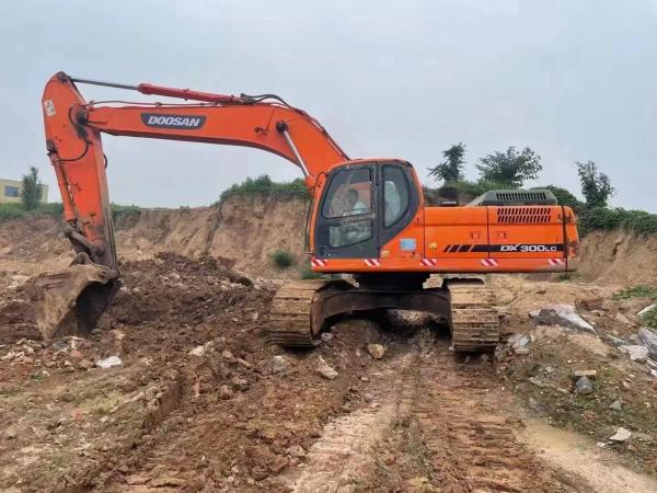 From China's second-hand Doosan excavator DX300LC 30 ton large mining excavator