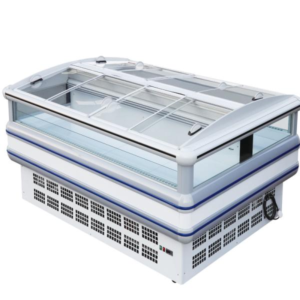 O automóvel degela o refrigerador da ilha do supermercado com tampas de vidro
