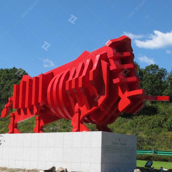 Esculptura metálica de vaca de aço pintada em spray para decoração de estradas