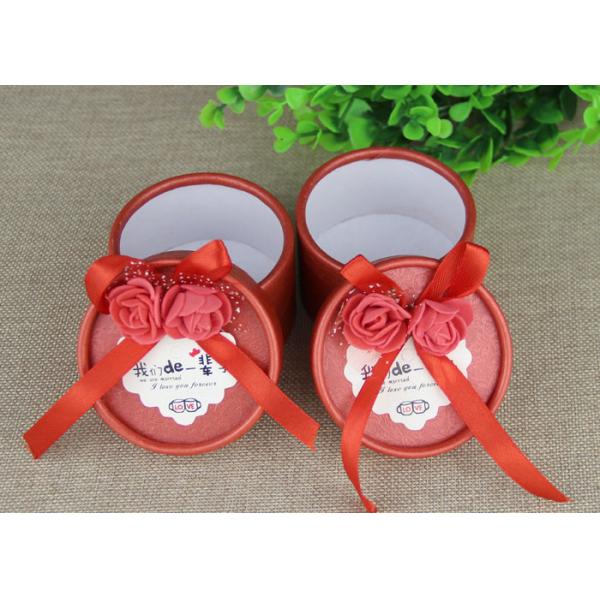 Миниые красные круглые коробки и бумажные чонсервные банкы для упаковывать подарка венчания/подарка дня рождения