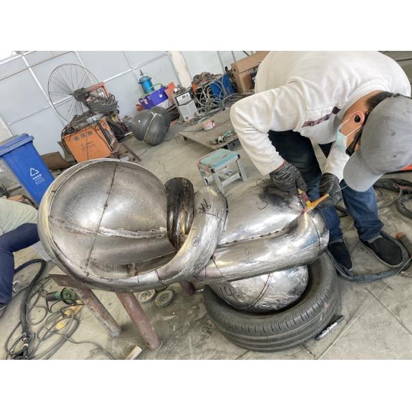 Esculptura de acero pulido y retorcido del escultor Richard Hudson