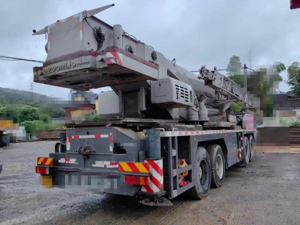 Cran de camion mobile Zoomlion 80 tonnes Hauteur maximale de levage 40m pour le dédouanement des stocks