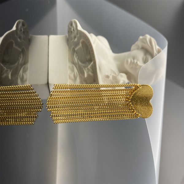 Sopesados pendientes de plumeria de oro