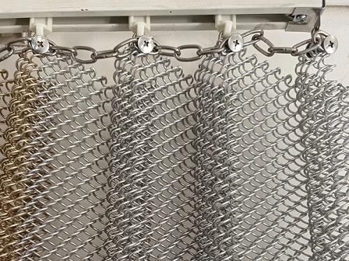 Oro de la bobina de metal decorativo de aluminio de aleación de alambre de malla de pantalla de techo cortina de cadena de enlace de la tira de cortinas para la decoración de interiores