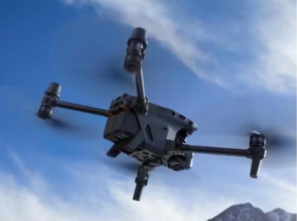M30T Drone thermique intégré à quai Poids maximal au décollage 4069g 15km Transmission d'image Conception pliable et appareil photo équipé